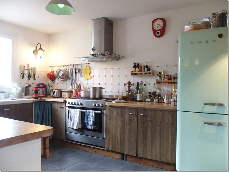 Cuisine construite avec matériaux de récupération