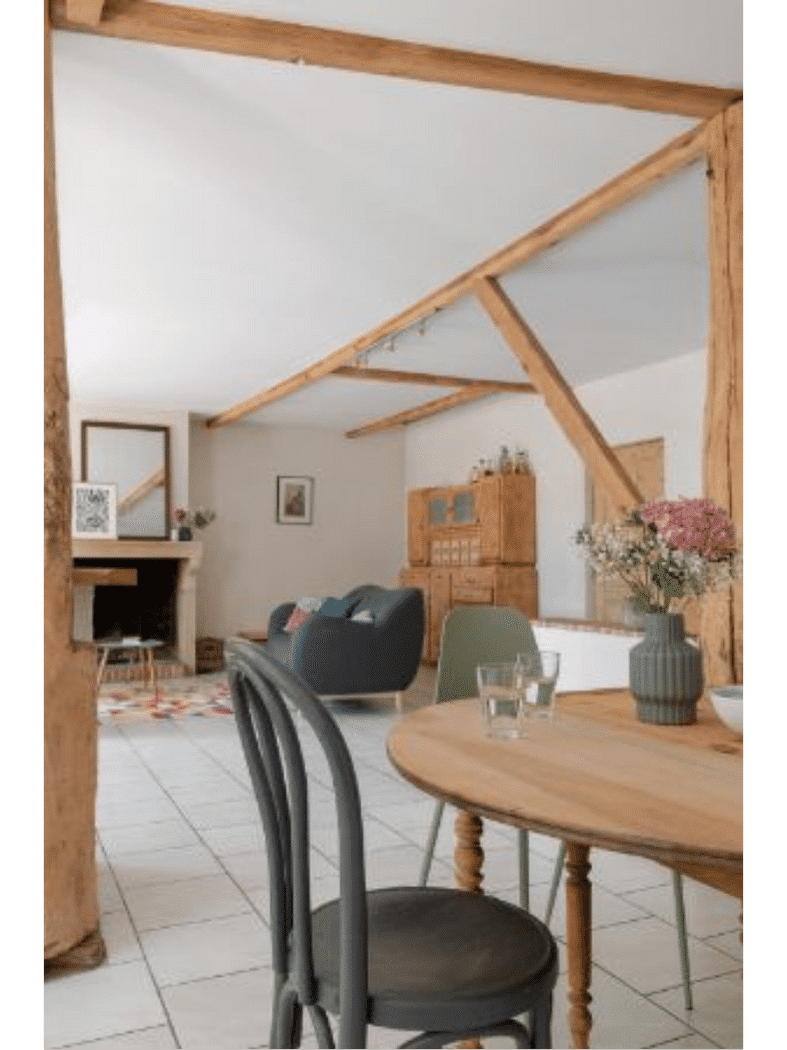 salon avec poutre plafond sable gain de lumiere