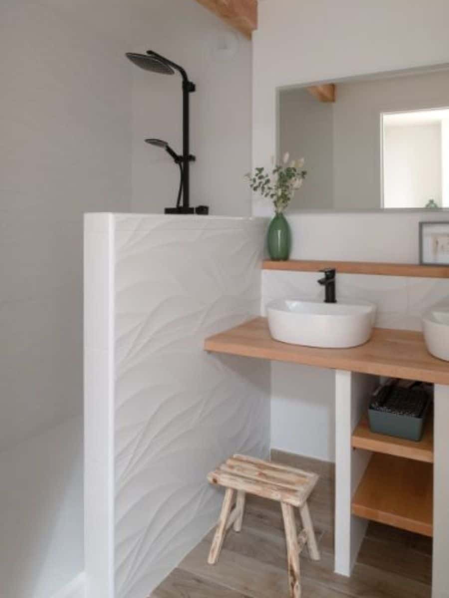 petit salle bain moderne pratique pour famille