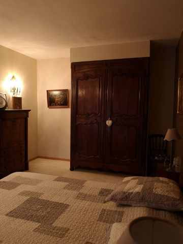 chambre sombre boiseries foncees