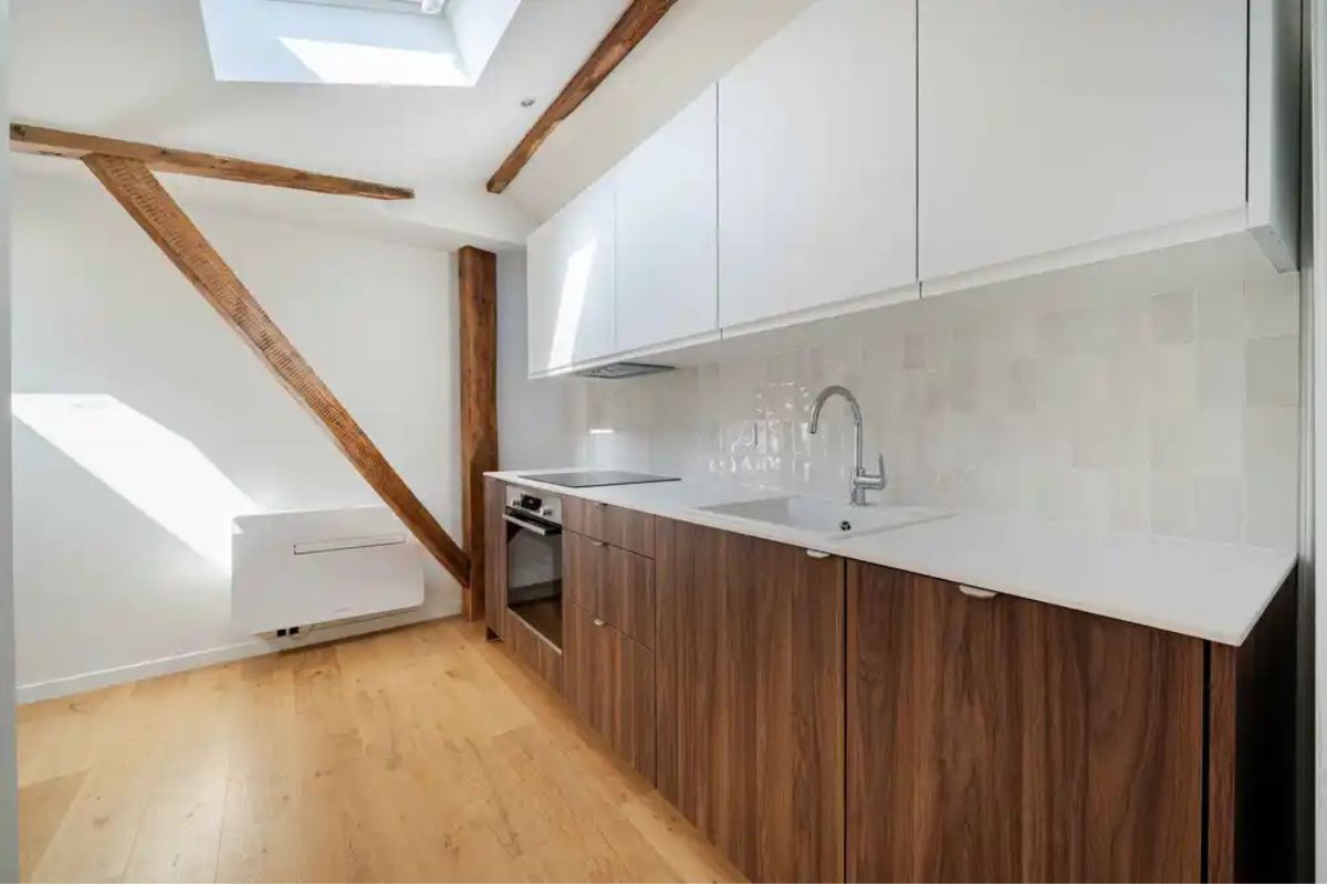 cuisine studio sous les combles optimisation d'espace