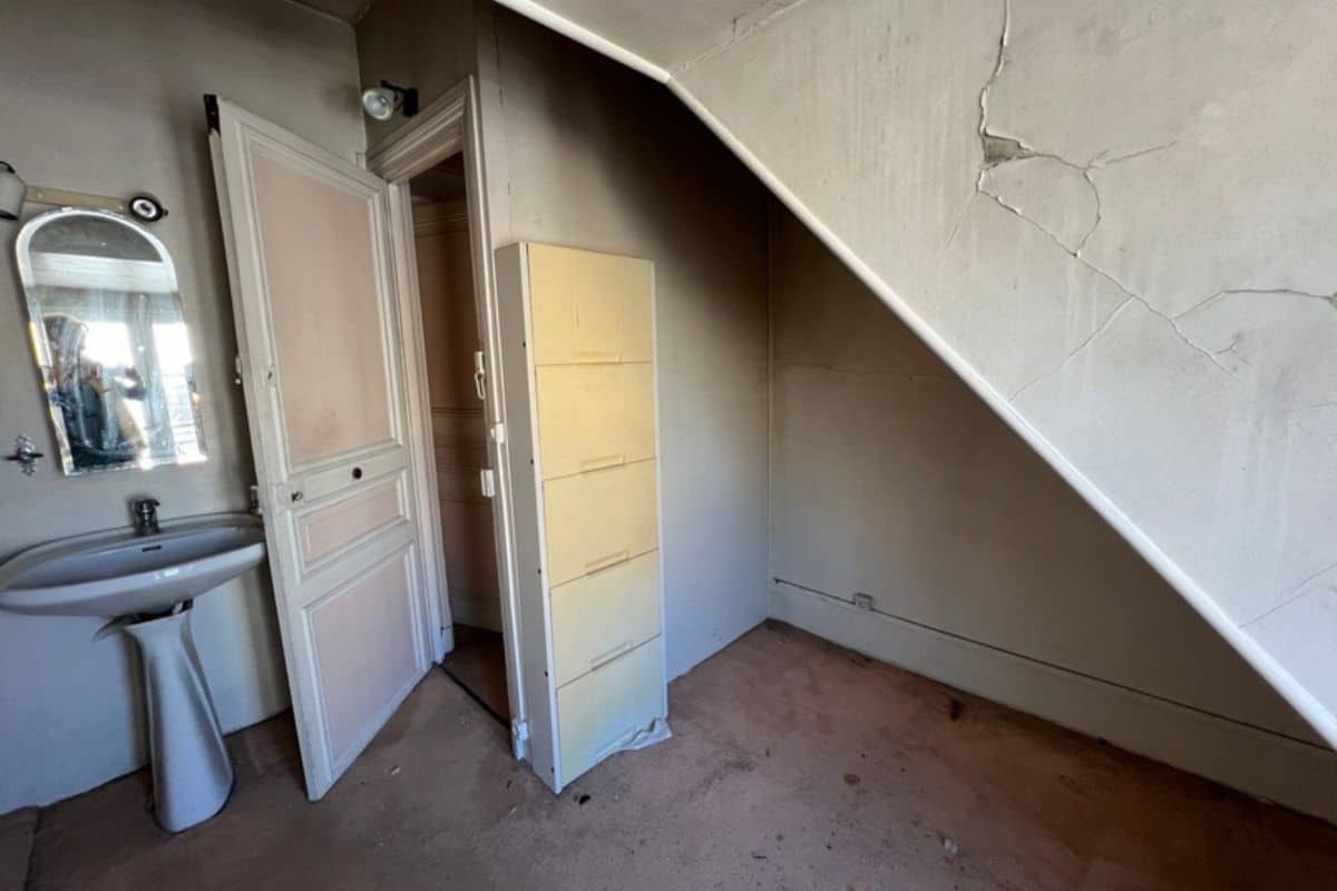 salle de bain appartement sous les toits avant rénovation