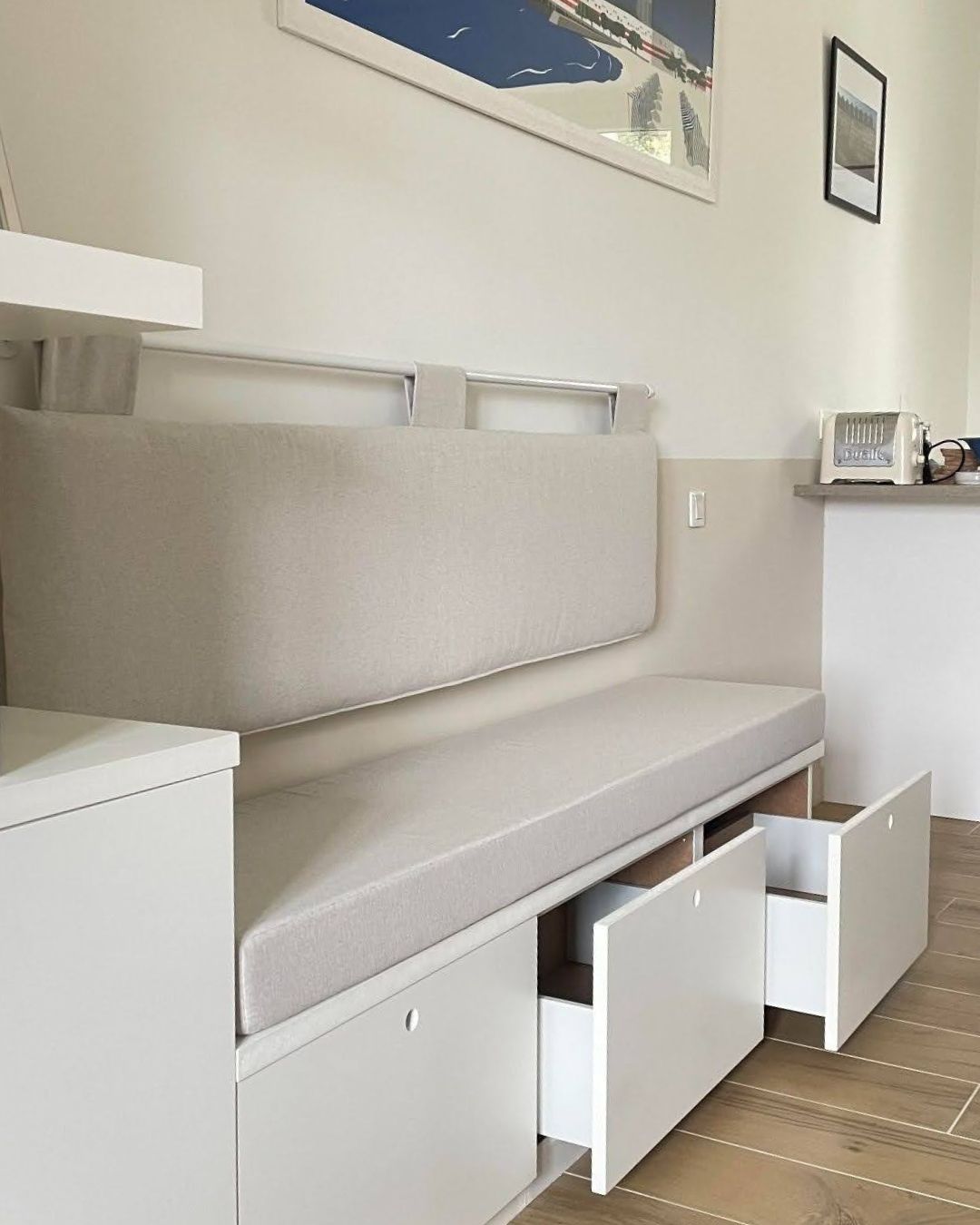 Banquette sur mesure conçue pour le projet moderniser une maison ancienne