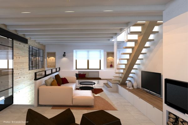 Estrade sur mesure avec meuble TV et escalier pour un projet d'optimisation d'espace