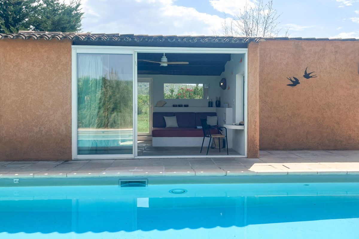 Photo du pool house après aménagement intérieur