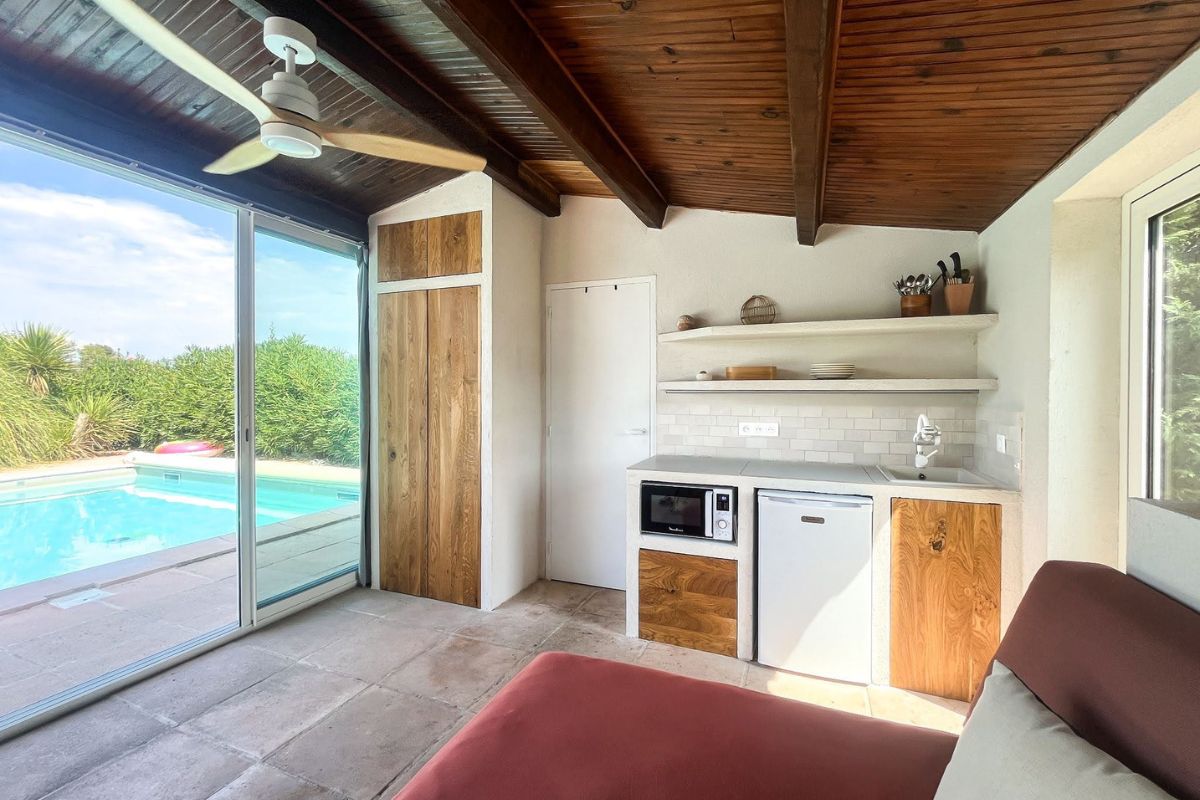 Cuisine d'été du pool house après aménagement. 